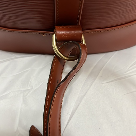 LOUIS VUITTON Randonnee PM
M43083 Kenyan Brown Epi Backpack - Picture 3 of 10